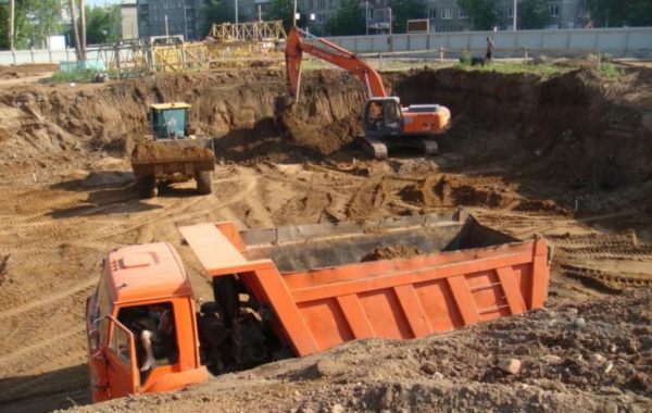 Рытье и разработка котлованов. Услуги спецтехники - Черкесск, цены, предложения специалистов