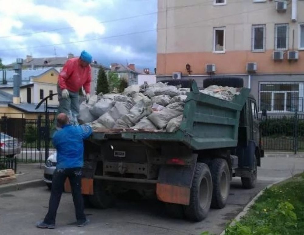 Вывоз строительного мусора (самосвалы, газели). Грузчики стоимость услуг и где заказать - Черкесск