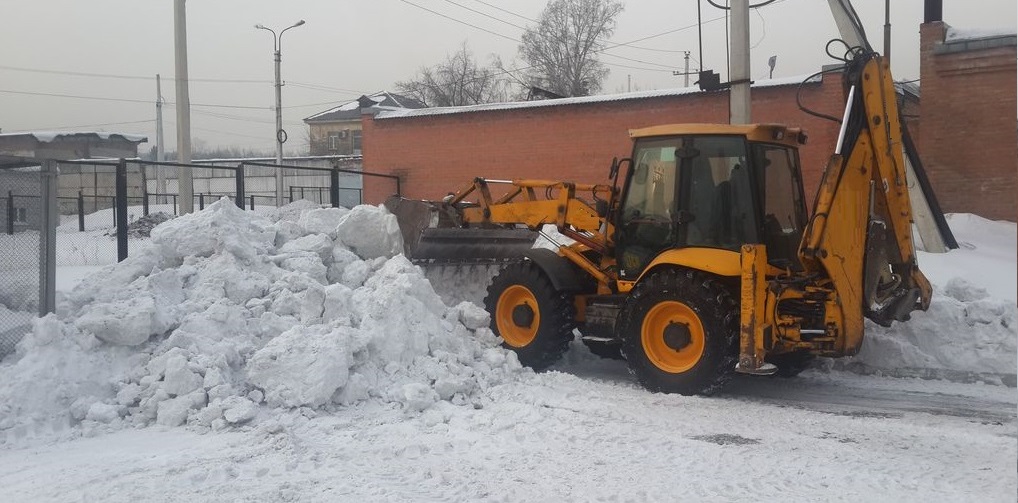 Экскаватор погрузчик для уборки снега и погрузки в самосвалы для вывоза в Черкесске