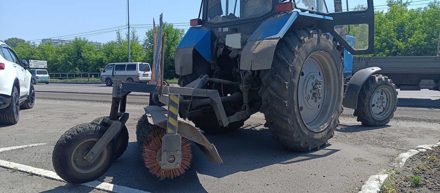 Услуги трактора с щеткой МТЗ в Карачаево-Черкесии